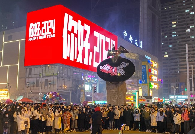 大連LED大屏廣告價(jià)格收費(fèi)標(biāo)準(zhǔn)，大連商圈樓體大屏廣告西安路吾悅