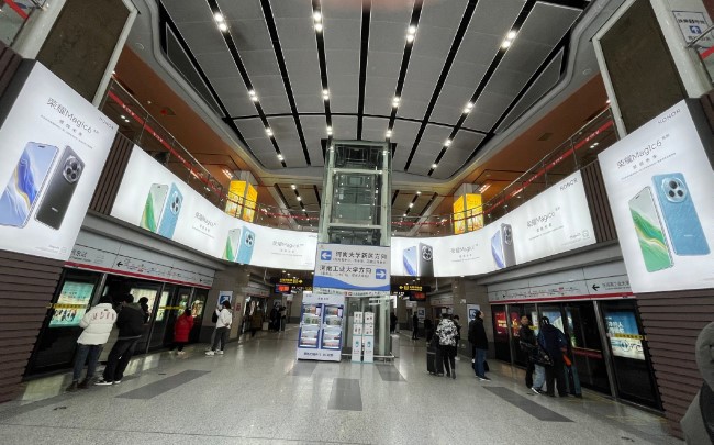 鄭州地鐵廣告價(jià)格收費(fèi)，鄭州地鐵1號(hào)線換乘站鄭州東站廣告案例