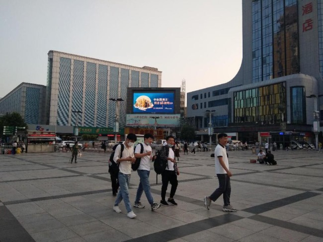 鄭州LED大屏廣告價(jià)格收費(fèi)標(biāo)準(zhǔn)，鄭州機(jī)場(chǎng)火車后戶外LED大屏廣告