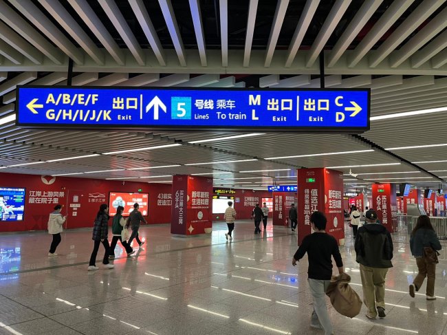 南寧地鐵廣告價(jià)格收費(fèi)，南寧地鐵廣西大學(xué)站廳站臺(tái)墻貼包柱廣告