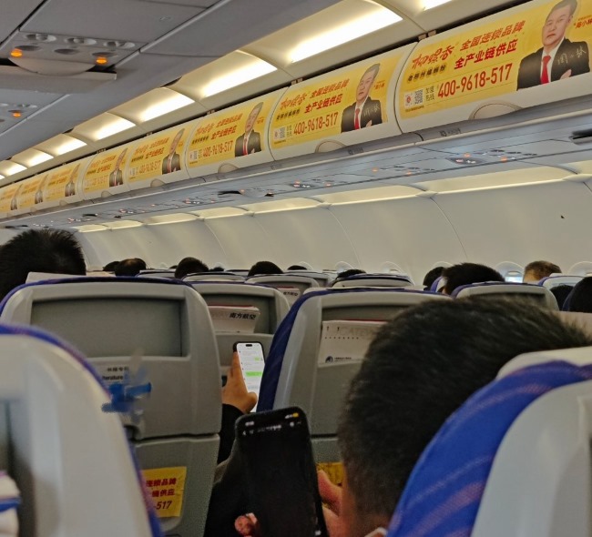南方航空客艙三件套廣告價(jià)格，南航頭枕巾座椅桌板行李架彩貼廣告