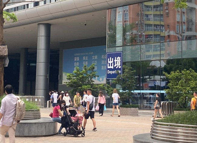 福田口岸廣場出入口戶外廣告牌位置優(yōu)勢，深圳福田口岸廣告價格收費