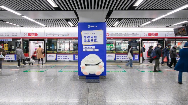 杭州地鐵創(chuàng)意包柱廣告鳳起路小羊座椅案例，杭州地鐵廣告價(jià)格收費(fèi)