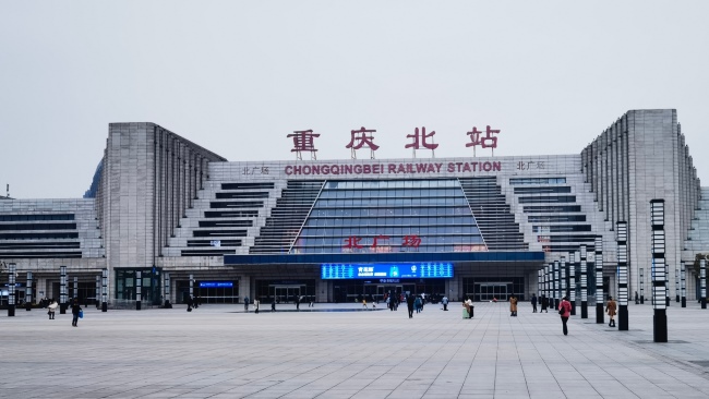 重慶北站廣告價(jià)格收費(fèi)，重慶北高鐵站進(jìn)站口打卡點(diǎn)門(mén)楣LED大屏廣告