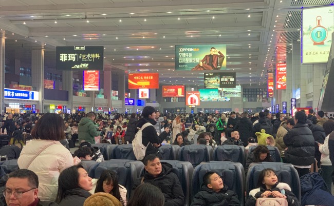 重慶北站候車大廳最大廣告牌位置燈箱廣告，重慶北高鐵站廣告價格