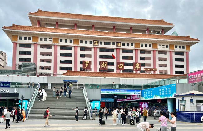 深圳羅湖口岸出入口換乘包柱LED大屏廣告牌，羅湖口岸廣告價(jià)格收費(fèi)
