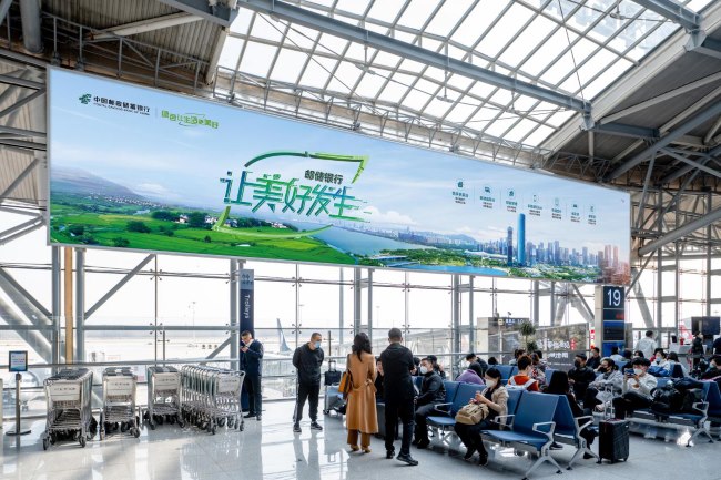 濟(jì)南遙墻機(jī)場(chǎng)候機(jī)大廳正中央巨幅大牌燈箱，濟(jì)南機(jī)場(chǎng)廣告價(jià)格收費(fèi)