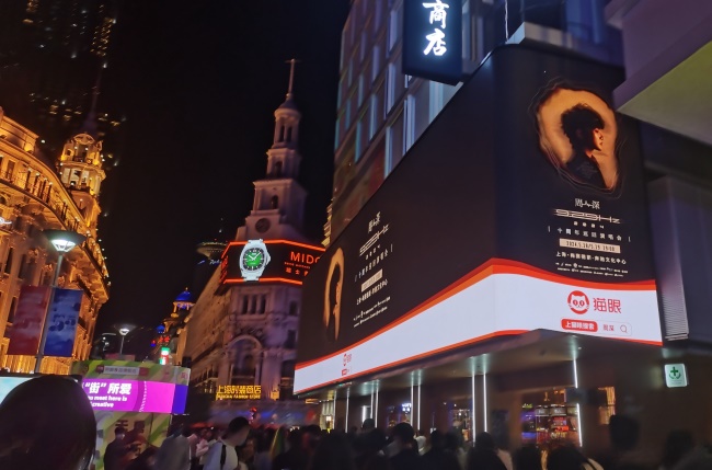 上海黃浦南京東路世紀(jì)廣場(chǎng)戶外折角LED屏廣告，上海LED大屏廣告價(jià)格