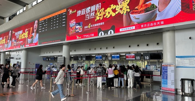 柳州白蓮機場出發(fā)大廳巨型地標LED大屏廣告，柳州機場廣告價格收費