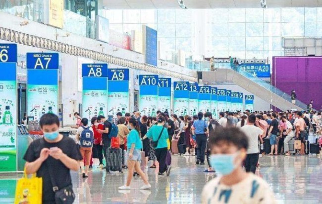 深圳北站候車大廳檢票口LED立式聯(lián)排電子屏，深圳北高鐵站廣告價格