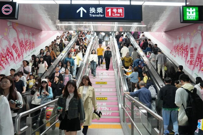 福州地鐵廣告價(jià)格收費(fèi)，福州地鐵南門兜站換乘扶梯通道墻貼廣告