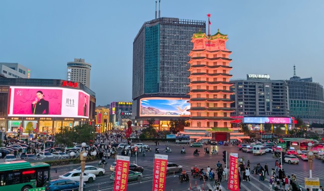 鄭州亞細(xì)亞卓悅城LED巨屏廣告價(jià)格，鄭州二七廣場(chǎng)弧形老鳳祥大屏廣告