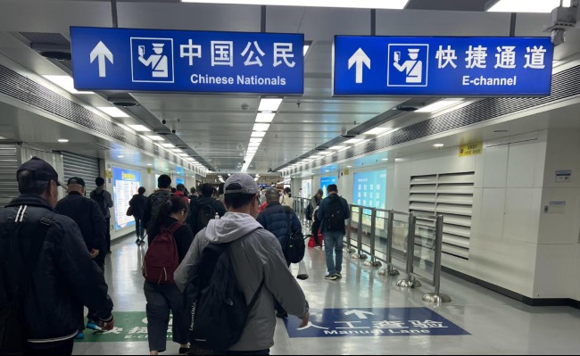 深圳羅湖口岸往香港過(guò)關(guān)必經(jīng)通道燈箱廣告牌，羅湖口岸廣告價(jià)格
