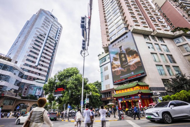 貴陽南明荔星名店路口同仁堂上方LED廣告，貴陽LED大屏廣告價格收費