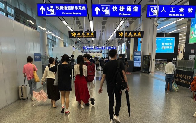 福田口岸三層往香港邊檢大廳墻面燈箱廣告，深圳福田口岸廣告價(jià)格