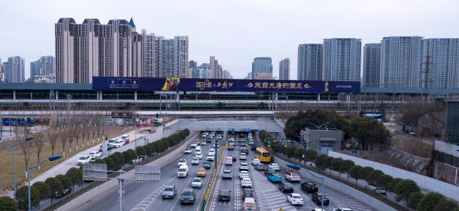 西安東二環(huán)金花隧道鐵路圍擋大牌廣告，西安最大戶外大牌廣告價(jià)格