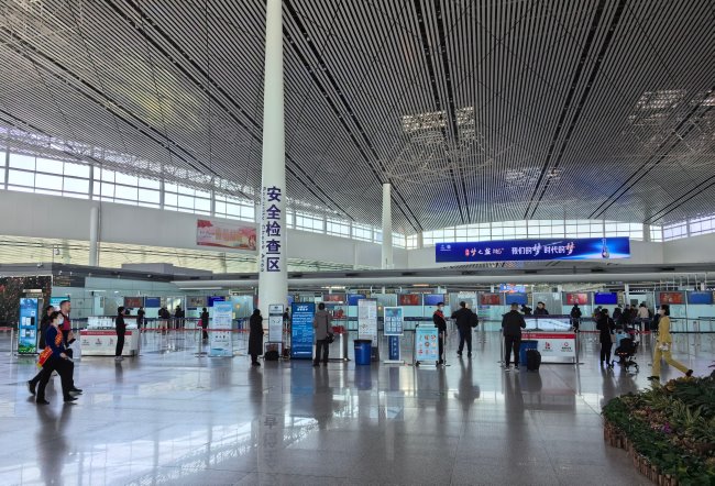 天津?yàn)I海機(jī)場出發(fā)大廳安檢口正上方LED大屏廣告，天津機(jī)場廣告價(jià)格