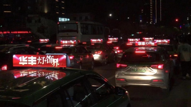 鄭州出租車頂LED彩屏廣告價(jià)格，鄭州出租車頂屏廣告投放優(yōu)勢(shì)案例圖