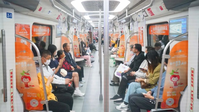 青島地鐵車廂內(nèi)貼紙內(nèi)包車創(chuàng)意車廂廣告，青島地鐵列車廣告價(jià)格