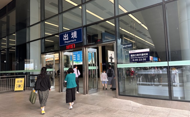 福田口岸出入境必經(jīng)進(jìn)出口墻面燈箱廣告牌，深圳福田口岸廣告價格