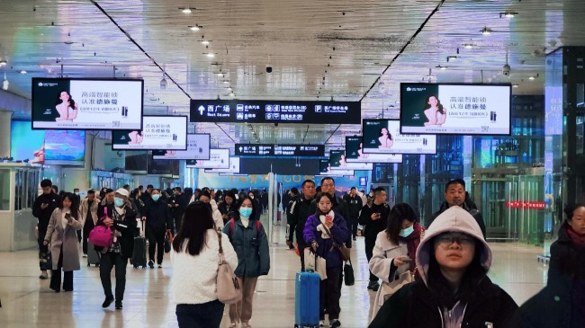 青島北站到達(dá)出站換乘通道LED吊屏廣告大牌，青島北高鐵站廣告價格