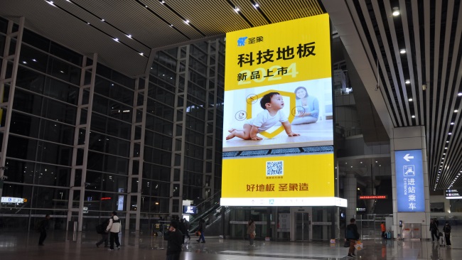 廣州南站進站口直梯玻璃幕墻LED大屏廣告，廣州南站高鐵廣告價格