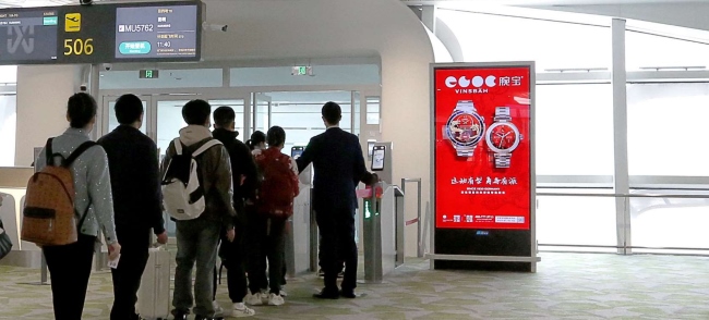 深圳機場航站樓登機口電子屏廣告牌，深圳寶安機場候機區(qū)廣告價格