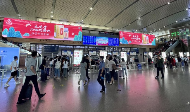 長沙南高鐵站進站安檢口2塊LED巨屏廣告，長沙南站大屏高鐵廣告價格
