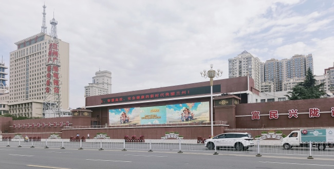 蘭州城關(guān)東方紅廣場主席臺戶外LED橫屏廣告投放，蘭州LED屏廣告價格