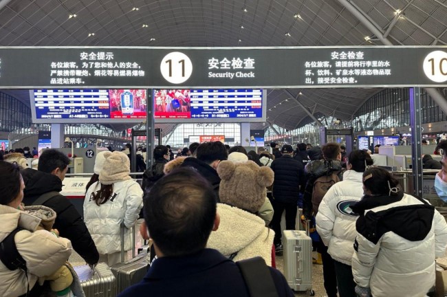 武漢站進站安檢候車大廳上方LED大屏廣告，武漢火車站高鐵廣告價格
