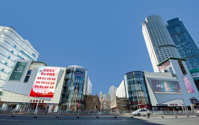 天津和平區(qū)南京路國際商場外立面大牌燈箱廣告，天津大牌廣告價格