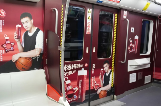 沈陽地鐵創(chuàng)意內(nèi)包車貼廣告飲料快消案例，沈陽地鐵列車廣告價格