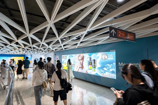 深圳地鐵崗廈北站通道墻貼燈箱廣告投放，深圳地鐵廣告價(jià)格收費(fèi)