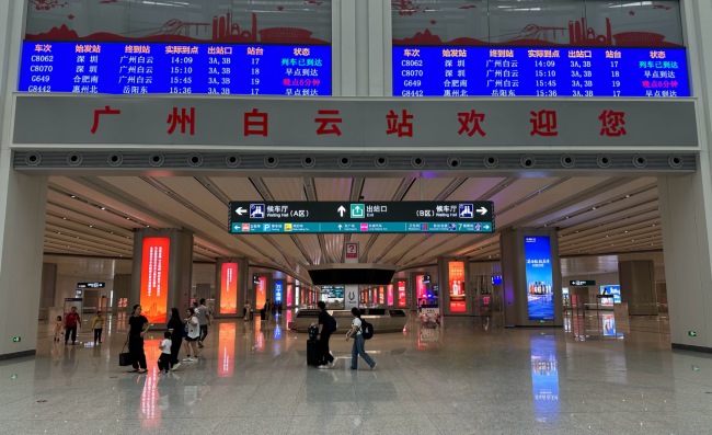 廣州白云高鐵站到達出站通道柱面燈箱廣告，廣州白云站廣告價格