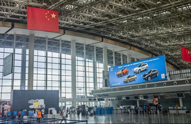 南昌機場出發(fā)大廳值機島燈箱廣告高空大牌，南昌昌北機場廣告價格