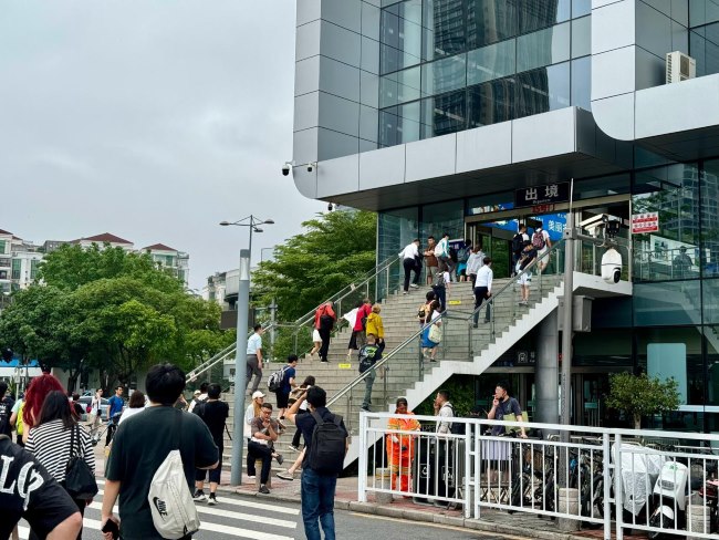 深圳福田口岸入口大廳出境方向正迎面廣告牌，福田口岸廣告價(jià)格