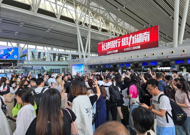 長沙機(jī)場出發(fā)安檢值機(jī)島燈箱廣告高空大牌，長沙黃花機(jī)場廣告價格