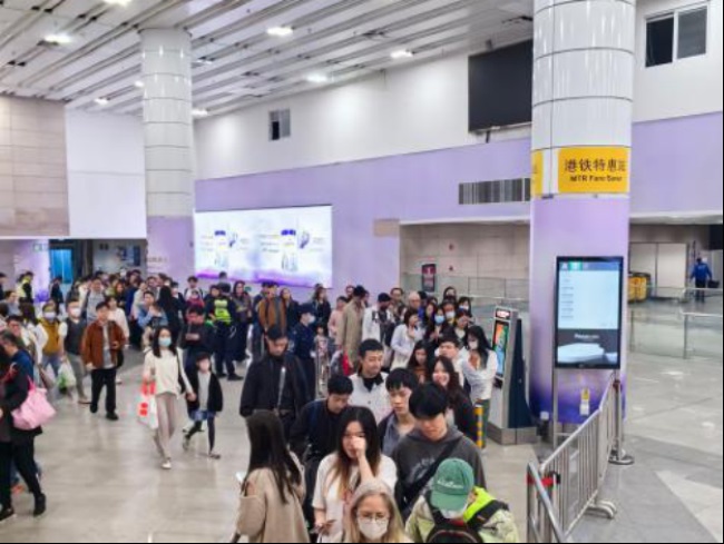 深圳地鐵4號線福田口岸站廳墻貼廣告投放案例，深圳地鐵廣告價格