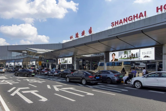 上海虹橋機(jī)場出發(fā)戶外落客圍擋LED橫屏廣告，上海機(jī)場大屏廣告價格
