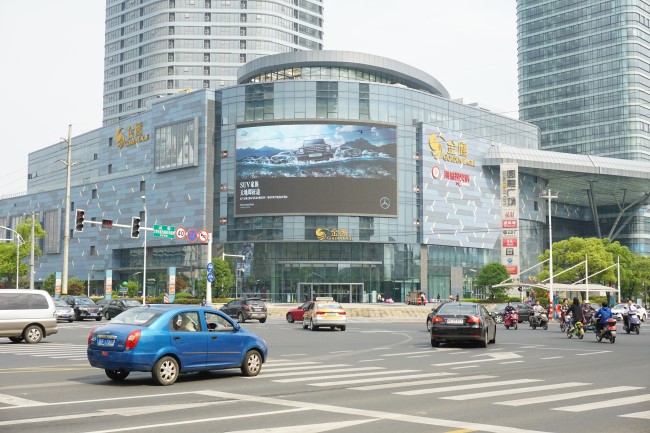 南通文峰地鐵站金鷹購(gòu)物中心外墻LED大屏廣告，南通LED大屏廣告價(jià)格