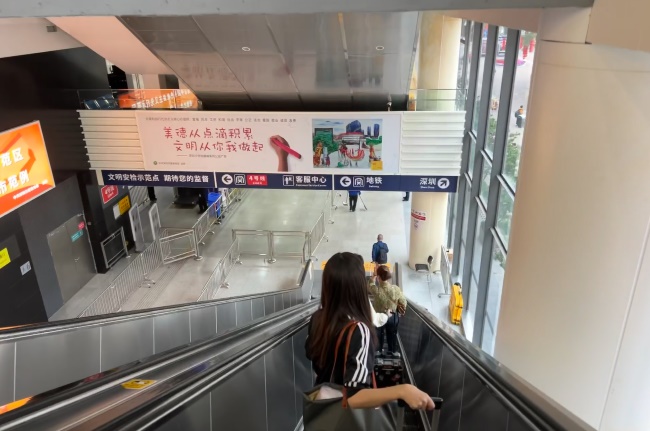 深圳福田口岸入境方向扶梯正迎面廣告牌，福田口岸燈箱廣告價(jià)格