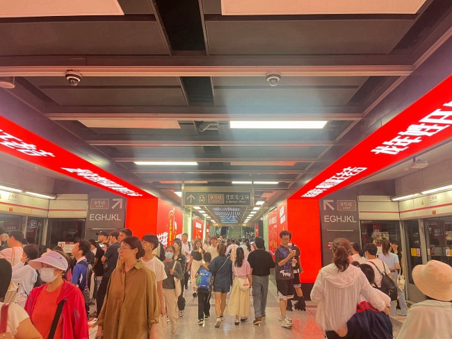 深圳地鐵上梅林站臺(tái)換乘通道LED大屏墻貼廣告，深圳地鐵廣告價(jià)格