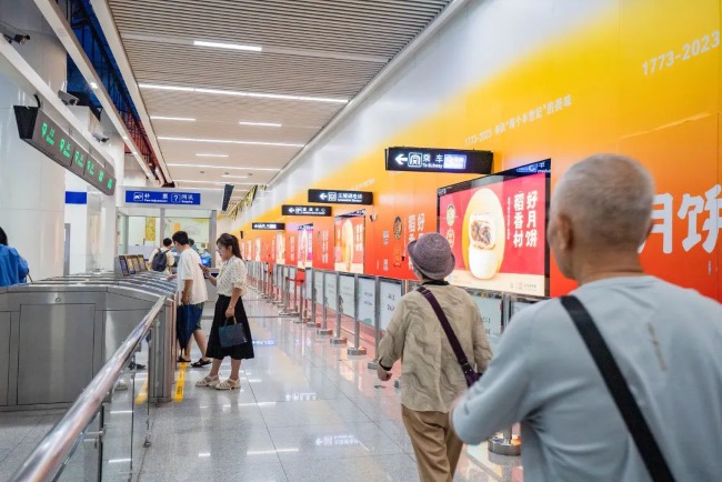 濟(jì)南地鐵3號線奧體中心站廳墻貼燈箱廣告案例，濟(jì)南地鐵廣告價(jià)格