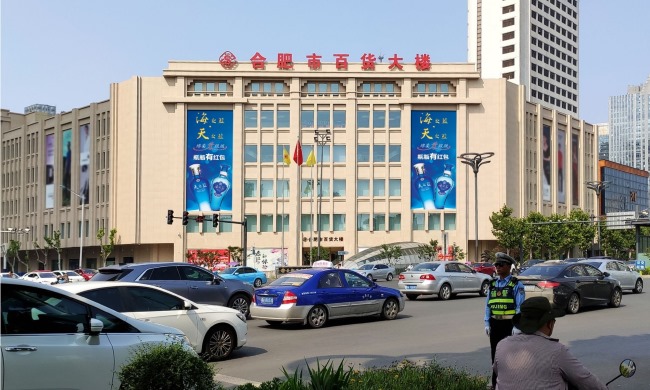 合肥百貨大樓外墻銀泰戶外LED大屏廣告投放，合肥LED大屏廣告價(jià)格