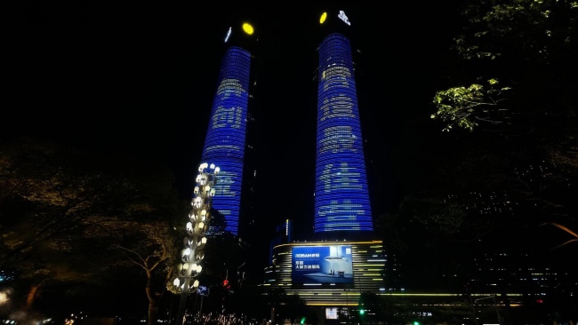 南昌紅谷灘綠地雙子塔繽紛城LED大屏廣告大牌，南昌LED大牌廣告價(jià)格