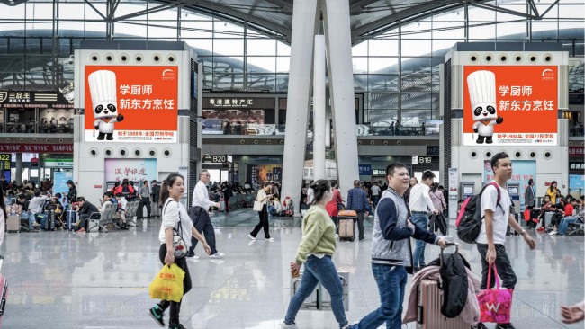 廣州南站三層候車座椅區(qū)上方燈箱廣告，廣州南高鐵站廣告牌價格