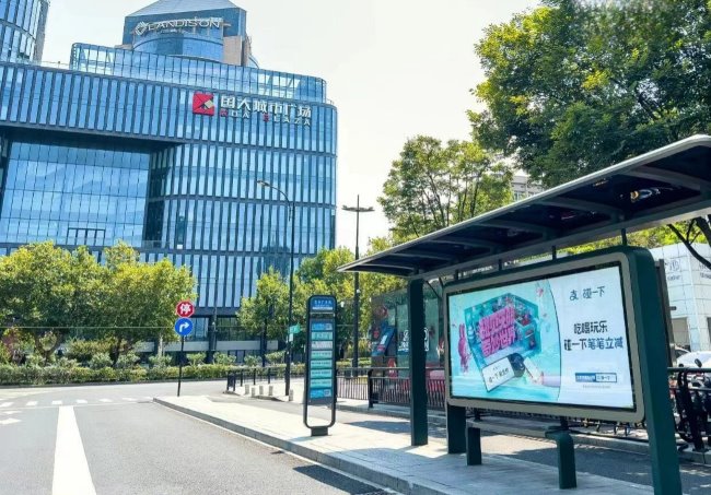 杭州公交廣告價(jià)格，杭州候車亭站牌巴士站臺(tái)燈箱廣告優(yōu)勢(shì)分析案例