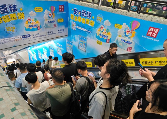 深圳地鐵扶梯旁墻貼廣告價(jià)格，深圳地鐵4號(hào)線深圳北站出入口廣告