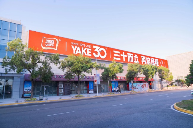 泉州晉江機(jī)場(chǎng)出發(fā)戶外落客圍擋LED橫屏，泉州機(jī)場(chǎng)大屏廣告價(jià)格