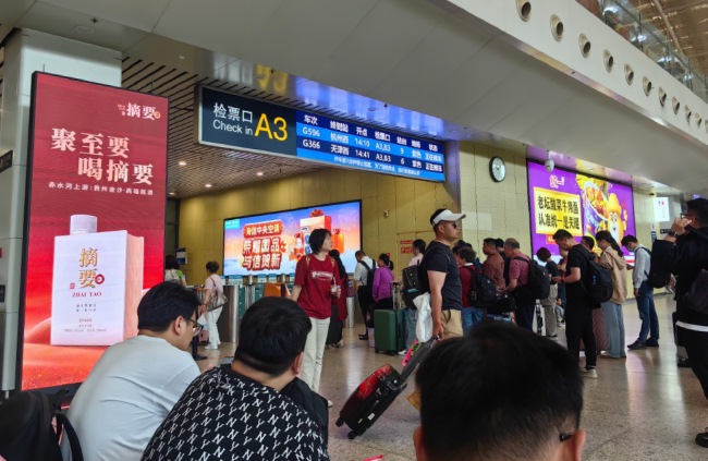 武漢高鐵站候車大廳檢票口燈箱，武漢火車站大屏廣告價(jià)格